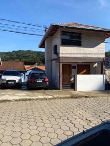 dois carros estacionados em frente a uma casa em Villagio da Mantiqueira em Monte Verde