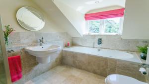 een badkamer met een bad, een wastafel en een toilet bij Tir a Mor in Nefyn +94 foto's