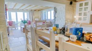 een keuken en eetkamer met een tafel en stoelen bij Tir a Mor in Nefyn