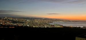 - Vistas a la ciudad por la noche en Viña Town House, en Viña del Mar