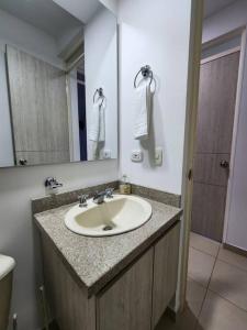 a bathroom with a sink and a mirror at Apartamento Vacacional Girardot Aqualina Green in Girardot