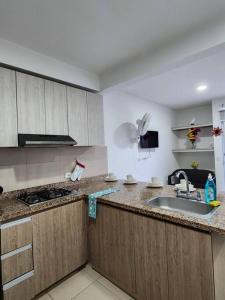 a kitchen with a sink and a counter top at Apartamento Vacacional Girardot Aqualina Green in Girardot