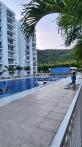 בריכת השחייה שנמצאת ב-Apartamento Vacacional Girardot Aqualina Green או באזור