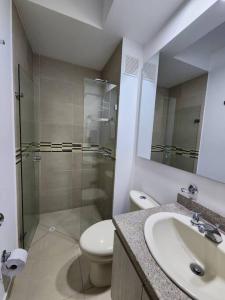 y baño con ducha, aseo y lavamanos. en Apartamento Vacacional Girardot Aqualina Green, en Girardot