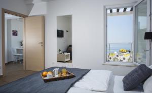 Un dormitorio con una cama con una bandeja de fruta. en Comfort Zovko en Mlini