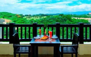 een tafel en stoelen op een balkon met uitzicht bij Keira 208, Alta Vista De Boracay in Boracay