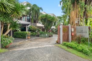 una puerta frente a una casa con palmeras en 4 bedrooms & bathroom for up to 12 guests 7kms to Patong beach at The Fairways golf villas en Phuket