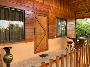 uma cabina de madeira com uma porta e uma mesa em Cabaña ITZE em Fortuna