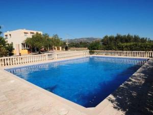 una piscina con una valla blanca alrededor en Villa L'Ametlla de Mar, 5 pièces, 8 personnes - HISP-217-211, en L'Ametlla de Mar