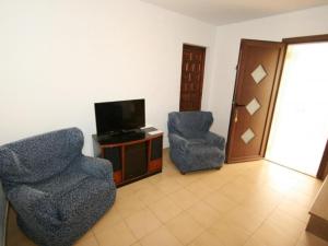 sala de estar con 2 sillas y TV en Villa L'Ametlla de Mar, 5 pièces, 8 personnes - HISP-217-211, en L'Ametlla de Mar