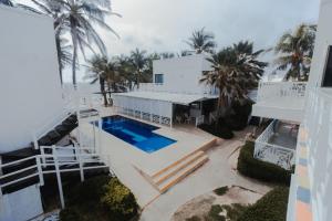 eine Luftansicht eines Hauses mit Pool in der Unterkunft Hotel San Luis Beach House in San Andrés
