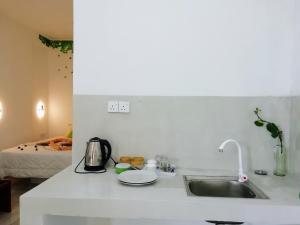 eine Küchentheke mit einem Waschbecken und einem Bett in der Unterkunft ELLA Delightful Surround in Ella