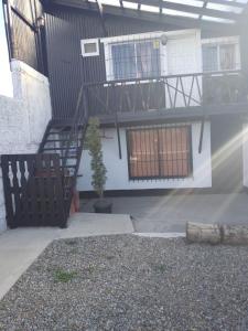 Casa con escalera y balcón en Mi Dpto, en San Carlos de Bariloche