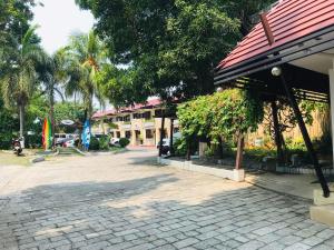 Taman di luar Subic Grand Seas Resort