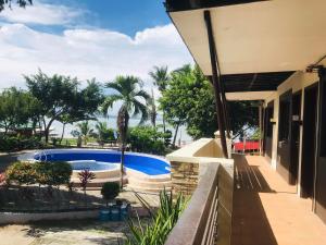 una casa con piscina y palmeras en Subic Grand Seas Resort en Olongapo