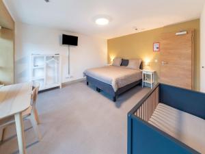 Habitación de hotel con cama, mesa y silla en Luxury Family Holiday Home With Wellness, en Binsfeld