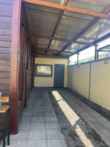 an empty hallway of a building with a roof at Casa cabaña in Paysandú