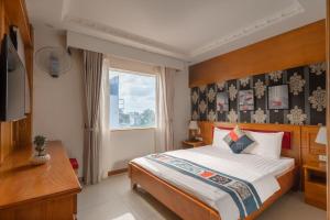 - une chambre avec un grand lit et une fenêtre dans l'établissement Anh Dao Hotel, à Hô-Chi-Minh-Ville