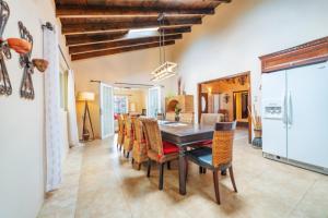 a dining room with a table and chairs at Casa Luna in Palm-Eagle Beach