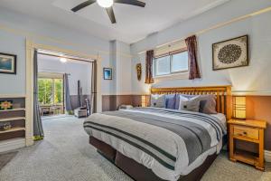 una camera da letto con un letto e un ventilatore a soffitto di Cloudside Hotel a Nelson