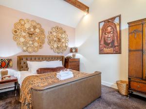 a bedroom with a bed and a painting on the wall at Himba Cottage - Uk44767 in Ripon