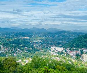 Pemandangan gunung umum atau pemandangan gunung yang diambil dari hotel