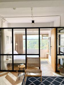 Habitación con vistas a un dormitorio. en Jarrdin Apartment by RumahKu, en Bandung