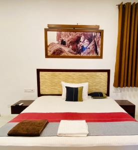 een slaapkamer met een groot bed in een kamer bij Hotel Kandyan View ''Free pickup from Kandy city'' in Kandy