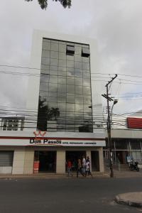 un grupo de personas caminando delante de un edificio en Hotel Dom Passos, en Salvador
