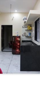 Kuchyň nebo kuchyňský kout v ubytování Aradhya Prime Home Stay