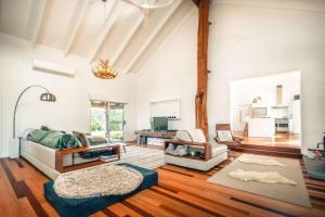 a living room with white walls and wooden floors at The Tree House Bellingen in Thora