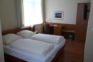 Postel nebo postele na pokoji v ubytování Traveller Hotel