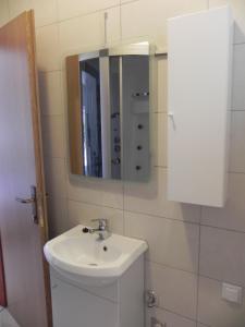 een badkamer met een wastafel en een spiegel bij Apartments Milka Pag in Pag