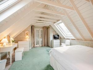 Dormitorio en el ático con cama y escritorio en Inverglen Farm, en Strachur