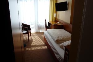Postel nebo postele na pokoji v ubytování Traveller Hotel
