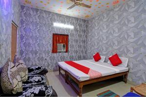En eller flere senge i et værelse på OYO Flagship Kasturi Hotel