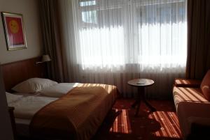 Postel nebo postele na pokoji v ubytování Traveller Hotel