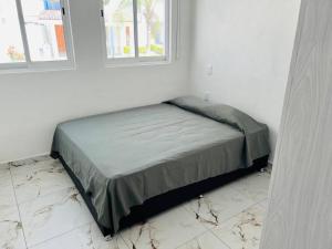 曼萨尼约Casa Completa en Real del Country Alberca y Playa的白色客房的一张床位,设有两个窗户 更多85张照片