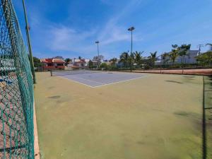 曼萨尼约Casa Completa en Real del Country Alberca y Playa的上面有网的网球场