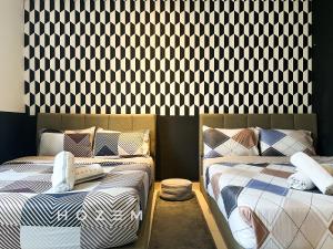 duas camas sentadas uma ao lado da outra num quarto em Vivo Contemporary Style Studio/5PX Near Mid Valley em Kuala Lumpur