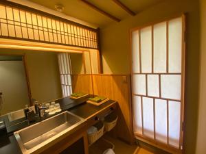 un bagno con lavandino e specchio di Wakamatsu HakoneYugawara a Yugawara
