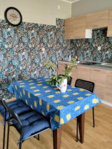 una mesa con un mantel azul en ella en una cocina en Apartament z tarasem en Częstochowa