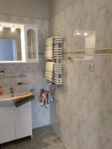 y baño con ducha, lavabo y toallas. en Apartament z tarasem en Częstochowa