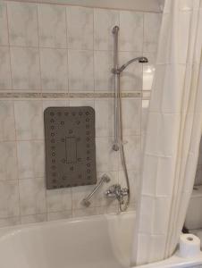 y baño con ducha y bañera. en Apartament z tarasem en Częstochowa