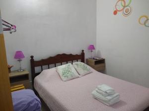 ein Schlafzimmer mit einem Bett mit zwei Handtüchern darauf in der Unterkunft Naiguata in Zárate