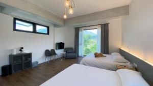 壽豐的住宿－有山有谷民宿，一间卧室设有两张床和窗户。