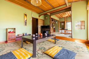 a living room with a table and a couch at 一組限定の貸切空間 Guest House Engiya in Matsumoto