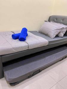 萬津的住宿－yeop homestay，床上有蓝色枕头