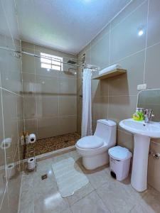 La salle de bains est pourvue de toilettes et d'un lavabo. dans l'établissement El Castillo en el Lago Atitlán, à San Marcos La Laguna