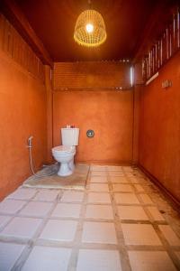 een badkamer met een toilet in een kamer bij Father's Garden Inthanon in Ban Na Yang